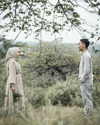 Menjelang pernikahan, banyak orang menganjurkan calon pengantin wanita untuk memanjangkan rambutnya. Ide Pre Wedding Tanpa Bersentuhan Dan Sopan Berlatar Perbukitan Foto Perkawinan Fotografi Pengantin Fotografi Tunangan