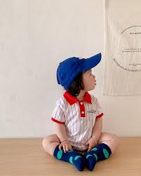 简洁大方的配色搭配个性十足的棒球元素，让宝宝穿上瞬间变身为小帅哥。不论是家居、外出或亲子活动，这款包屁服都是完美选择，穿脱方便，让宝妈们省心省力。让宝宝从小就拥有独特的运动风格！  韩版帅气棒球服⚾️ 颜色：红色❤️｜蓝色💙 尺寸：66｜73｜80｜90 ...