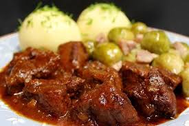 Wildschweingulasch Von Petraehm Chefkoch Rezept In 2020 Schweine Gulasch Wildschweingulasch Hauptspeise