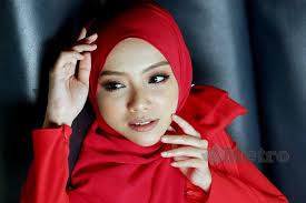 Kenapa biasanya kaum lelaki selalu mau didepan kamera takut akan wajahnya masuk berita. Adik Mira Filzah Dah Bagi Hint