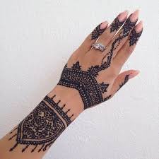 While you often see henna stands at markets or at festivals (with very experienced people doing the tattooing), you don't often see it being sold in places like your local makeup shop! Pin By Elizabeth S On Makeup Henna Tattoo Designs Henna Tattoo Temporary Henna