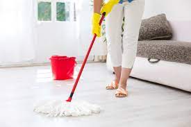 Lantai yang lengket juga sangat mengganggu aktivitas di dalam rumah, dan akan terasa tidak nyaman. Lakukan Tips Mudah Ini Agar Lantai Tidak Lengket Setelah Dipel