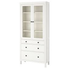 Kleiderschrank ikea gebraucht der schrank befindet sich in einem sehr guten zustand. Hemnes Vitrine Mit 3 Schubladen Weiss Gebeizt 90x197 Cm Ikea Deutschland