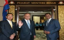 Perdana menteri tun dr mahathir mohamad mengsahkan bahawa menteri besar johor datuk osman sapian telah meletakkan. Pengerusi Umno Johor Angkat Sumpah Mb