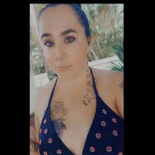 Who does this kitty belong to in Barefoot Bay?