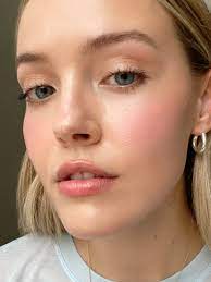 If you want to paint one small space, you can use a paint mask or a spray paint. Gel Cream Blush Duo Cloud Paint Duo Glossier
