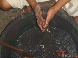 Aku membeli 6 telur, lalu 2 telur pecah dan 2 telur ku makan. Mengintip Sentra Pembuatan Telur Bebek Asin Di Brebes
