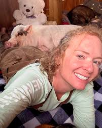 🐷Y'all, this is a heart-overloaded moment.❤️ This is Dolly, and she has a  very interesting way of showing affection. A lot of people keep their  distance because she's got a little piss