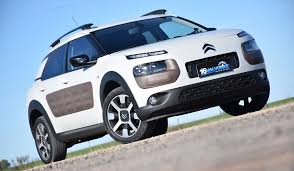 Hidrolik destekli yeni süspansiyonlar ve yeni koltuklarla beraber, en yeni nesil bağlantı teknolojileriyle beraber gelen citroen c4 cactus, ayrıca eski modele göre yalıtımında da iyileştirmelerle beraber geliyor. Prueba Citroen C4 Cactus Puretech 110 At6 S S Shine 16 Valvulas