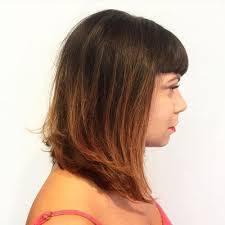 Pour s'attribuer du style et dynamiser votre coiffure, utilisez des contrastes. La Frange Fait Son Retour Coupe Cheveux Mi Longs