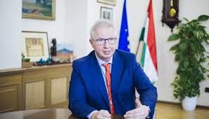 Orbán viktor mindenkinek megköszönte a kvótanépszavazás kampányában tett erőfeszítéseit vasárnap este a bálnában, majd azt mondta, ezzel az eredménnyel egy parlamenti választáson a fidesz újra kétharmados többséget szerzett volna. Hivatalosan Unios Biztosjelolt Lett Trocsanyi Laszlo Fidesz Magyar Polgari Szovetseg