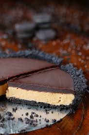 The pie crust is a homemade chocolate chip cookie, and the peanut butter filling is made with peanut butter, pudding, and whipped cream. Peanut Butter Pie An Easy No Bake Peanut Butter Pie Recipe