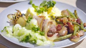 Rindfleisch Im Speckmantel Und Merguez Wurste Mit Kartoffelpuree Und Speckbohnen An Petersilien Gurkensalat Auf Einem Te Rezepte Speckbohnen Lebensmittel Essen