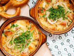 1 L Rinderfond Oder Bruhe 4 Brezn Vom Vortag Ohne Salz Durchschnittlich Ca 12 Cm 150 Bis 200 G Tiroler Graukase Rezepte Bayerisches Essen Essen Rezepte