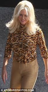 The drama, being directed by precious helmer lee daniels , was to have starred matthew mcconaughey , zac efron but the producers are acting quickly to buttress up the cast and are now in talks with nicole kidman to step into vergara's shoes. Zac Efron Flexes His Biceps As Nicole Kidman Becomes A Blonde On The Set Of The Paperboy Daily Mail Online