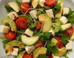 Tai fructele de avocado în jumătate, pe lungime, îndepărtezi sâmburii şi scoţi miezul din coajă, cu ajutorul unei linguriţe. SalatÄƒ Cu Avocado È™i RoÈ™ii Cherry Awfully Tasty