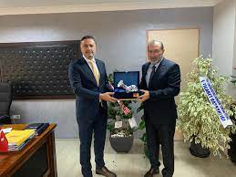 Fatih tezcan, askerlikten sonraki süreçte kendisini okumaya verdi ve özellikle dinler tarihi, kur'an ve hadis araştırmaları fatih tezcan, bu görevinden 4 yıl sonra 2003 yılında güzin hanım ile evlendi. Ozguven Sen On Twitter Hak Is Oz Guven Sen Sendikasi Genel Baskanimiz Omer Yilmaz Ve Genel Baskan Yardimcimiz M Ali Sipahi Ptt A S Genel Mudurlugu Destek Hizmetleri Dairesi Baskani Sayin Fatih Tezcan