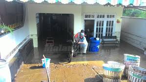 Tradisi angkat rumah, jiwa gotong royong yang lestari. Gambar Animasi Gotong Royong Di Rumah Orion Gambar