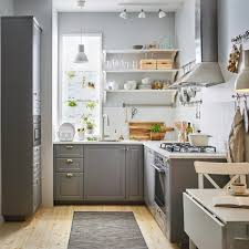 Kompakte Kuche Im Klassischen Design Tiny Kitchen Design Small Kitchen Design Layout Small Space Kitchen
