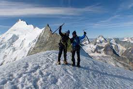 Ascension facile itinéraire le plus populaire cabane de tracuit (3'256 m) deux jours Bishorn Hochtour Normalweg Walliser Alpen Tourentipp Com