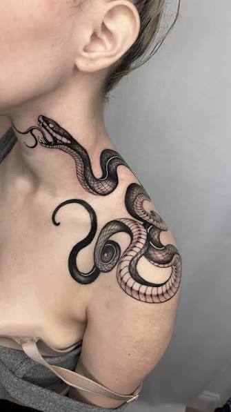 Snake on the neck/shoulder. Tell me what you think 😊, ✖️, ✖️, ✖️, #snaketattoo #blackworkers #blackworktattoo #womantattoo #inspirationtatto #losangeles #losangelestattoo
