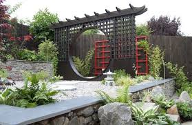 C'est donc au cœur d'un jardin luxuriant que ferdinand cheval imagine un palais inhabitable qui puise ses références dans différents styles architecturaux, avec des inspirations piochées dans la bible ou. Jardin Japonais Tori En Bois Massif Cloture En Bois Massif Plantes Jardin Asiatique Jardin Japonais Beaux Jardins