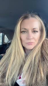 something I always noticed but wondered if I missed a scene... when David  and Stevie are planning the game night, does it look like they both have  green hair sitting outside? i