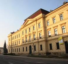 Tolik střípků lidské moudrosti, co mi za 7 let, kdy jsem byl studentem gymnázia uherské hradiště, utkvělo v paměti! Justicni Palac S Veznici Uherske Hradiste Vychodni Morava