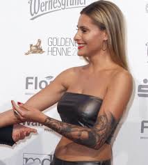 Tattoo is the ideal picture on the skin, becoming the eternal life, retaining memory as the most. Schau Sophia Thomalla So Kann Man Sich Das Tattoo Vom Exfreund Entfernen Lassen Express De