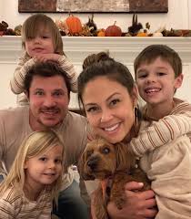 He made his 20 million dollar fortune with 98 degrees, newlyweds. Vanessa Nick Lachey Show Pda In Front Of Their Kids It S Very Important Nifey