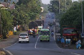 Saat berkendara di jalan raya sebaiknya anda memperhatikan dan menjalankan berbagai faktor yang menunjang keselamatan dan kenyamanan anda saat melaju di jalan raya. Keselamatan Di Jalan Raya Bagian 1 Naga Niel