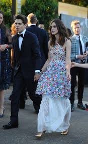 In the 2003 film, keira knightley, then just 18 years old, played juliet, a newlywed who was startled by amorous impulses from mark (andrew lincoln), the best friend of her husband peter (chiwetel ejiofor). Keira Knightley S Whimsical Dress Whimsical Dress Fashion Keira Knightley