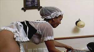 La criada cachonda se desnuda en las habitaciones para que se la follen!  ver en línea