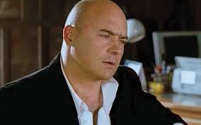 Vale la pena vedere Catarella salvare Il commissario Montalbano? Accade in Par condicio, episodio storico oggi in tv