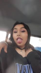 Looking for a pic. Can someone get rid of that hand