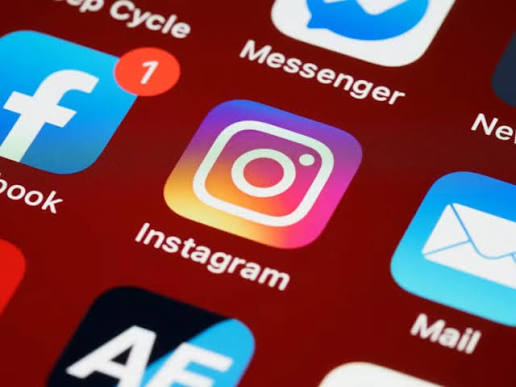 Facebook e Instagram s&atilde;o feitos com 'design viciante' para aumentar tempo  de tela, aponta estudo europeu: Muito provavelmente voc&ecirc; j&aacute; &eacute; uma pessoa  viciada em redes sociais. Se passa horas, quase sem
