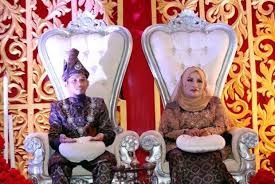 Sekembalinya dia di kampung, dia merasakan sesuatu yang pelik apabila jirannya, mak limah tidak bercakap atau tidur. Mahu Naik Pelamin Peminat Lebih Kenal Kak Limah Mynewshub