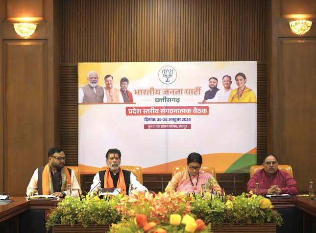 Chhattisgarh BJP News: Smriti Irani Holds Marathon Meetings, Signals Focus  on Discipline and 2028 Elections | IBC24