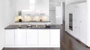 das puristische design der trendig matten in weiss gehaltenen oberflachen und die abdeckung aus schwarzem naturstein machen diese kuc kuche design natursteine