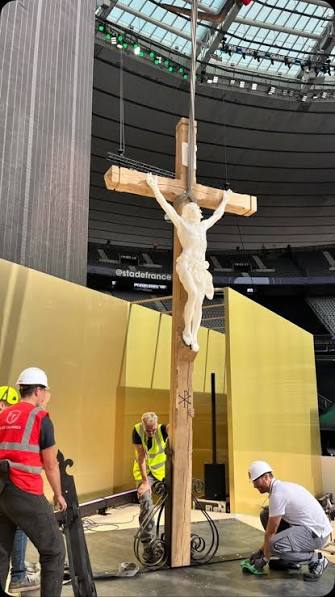 Ça y est la Croix de @soscalvaires est bien installée au Stade de France  pour l’arrivée du Pape Léon. Bravo à ces bénévoles 🙏🏽💛🙏🏽#papeleon