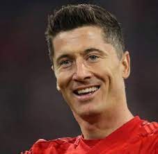 Robert lewandowski has an engaging height of 6 feet 1 inch with 80 kgs as of 2020. Robert Lewandowski Bio Birthday Wiki Facts Net Worth Married Wife Age Height Parents Current Team Stats Goals Contract Injury Salary
