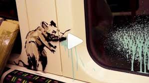 Das kunstwerk, das banksy 2005 in jerusalem sprühte, zeigt einen jungen demonstranten mit die grußkartenfirma full colour black ltd., die produkte mit bildern der kunstwerke von banksy. Neue Banksy Bilder In U Bahn Putzkrafte Wischen Kunstwerke Weg Tiroler Tageszeitung Online Nachrichten Von Jetzt