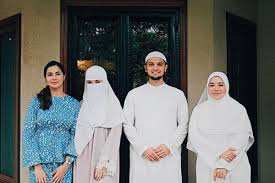 Peminat kata neelofa dengan raja muda selangor punca lofattah retak youtube. Tular Di Media Sosial Neelofa Dan Pu Riz Putus Tunang