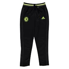 Trainingsanzug , sein weißes shirt lugte unordentlich. Chelsea Trainingsanzug Adidas 7a054b