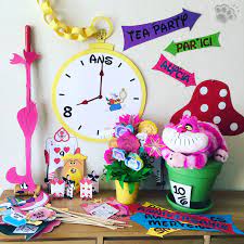 Alice le suit et fait une chute jusque dans les profondeurs de la terre. Un Anniversaire Alice Au Pays Des Merveilles Bricolages Et Diy La Pate D Amanda