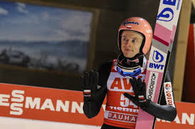 He was met by medical staff on the hill after his. Dawid Kubacki Gewinnt Qualifikation In Ruka Skispringen News De
