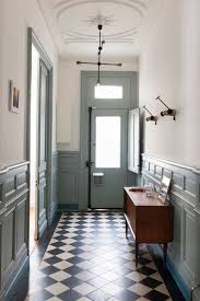 1001 Idees Pour Habiller Le Bas Des Murs D Un Soubassement En Bois Amenagement Entree Deco Entree Maison Boiserie Murale