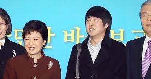 박근혜 전 대통령이 탄 제네시스 승용차가 24일 낮 12시 15분경 대구시 달성군 유가읍 쌍계리의 사저 앞 교차로에 등장하자 5000여 명(경찰 추산)의 . ë°•ê·¼í˜œ í‚¤ì¦ˆ ì´ì¤€ì„ ë‚  ì´ íŒì— ì´ëŒì–´ë‚´ ì¤€ ê·¸ë¶„ê»˜ ê°ì‚¬ ì¤'ì•™ì¼ë³´
