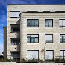 Sechzig438 Bebauung Aus Sechs Mehrfamilienhausern Mit Vier Bis Funf Stockwerken Im Westflugel Von Frankfurt Riedberg In 2020 Mehrfamilienhauser Architektur Klinker