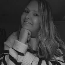 Lora Rose's Instagram, Twitter & Facebook